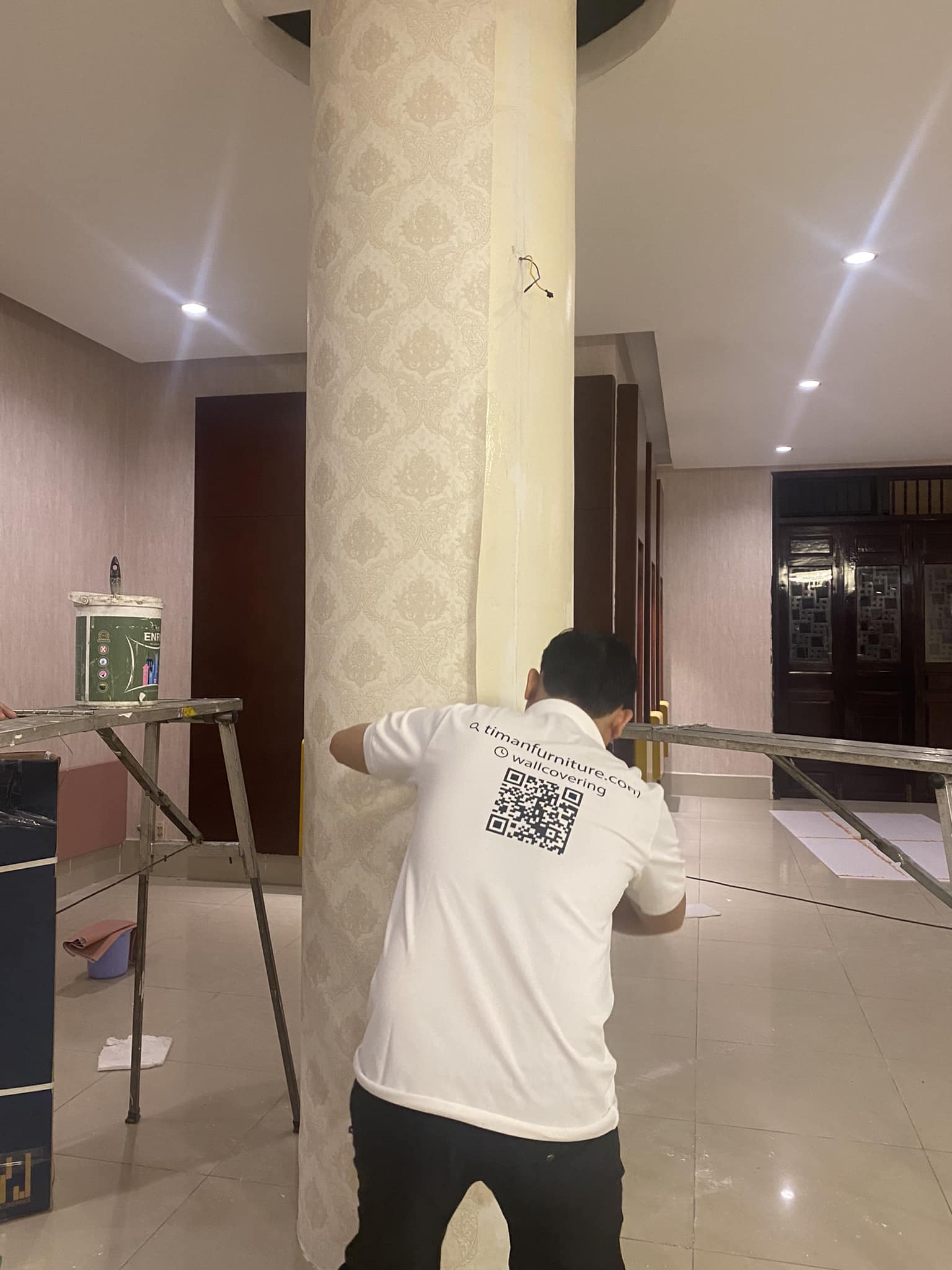 Thi công giấy dán tường phòng triển lãm chùa Hoằng Pháp, huyện Hóc Môn, TPHCM